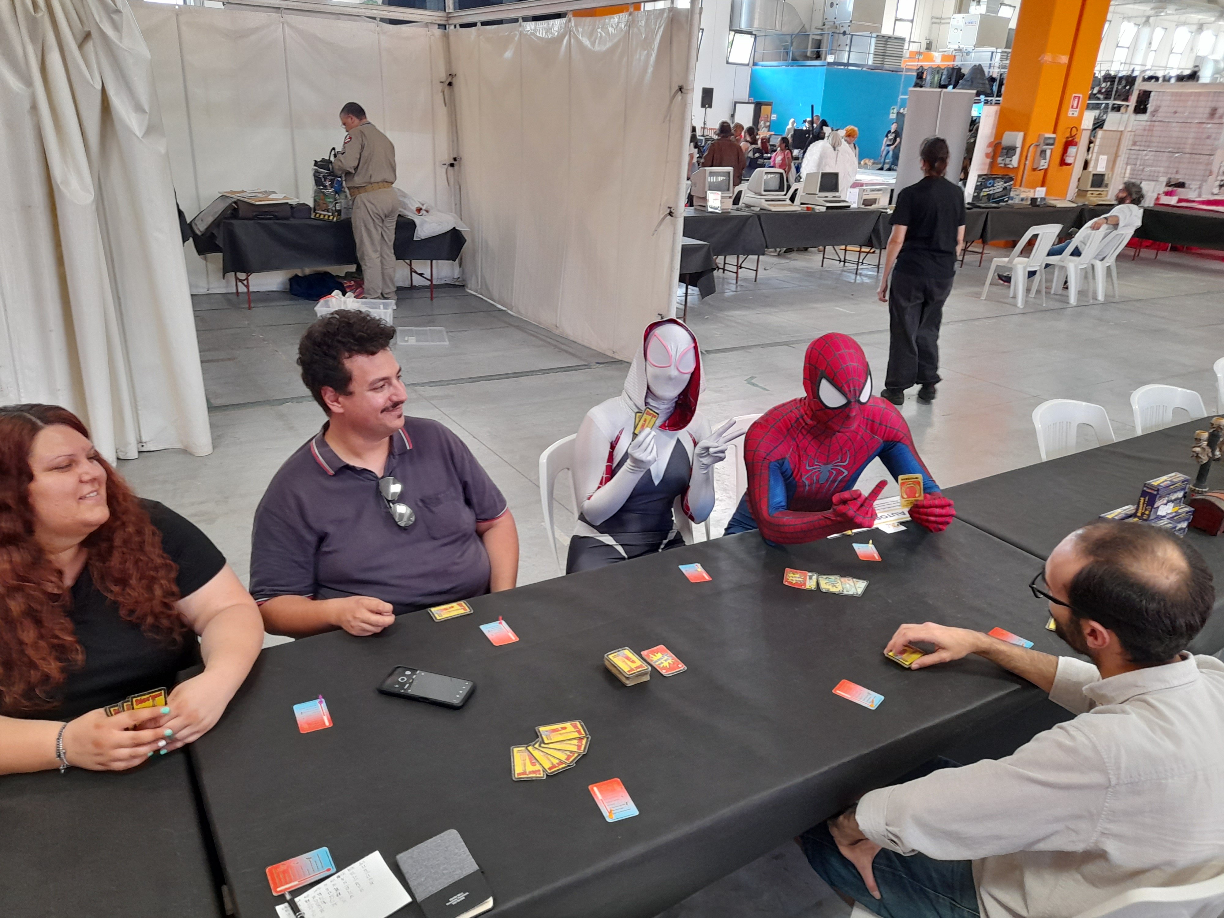 06. Spiderman e Spider-gwen.jpg